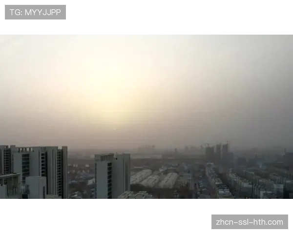 大风天气影响比赛，球场内多次出现皮球不规则运行