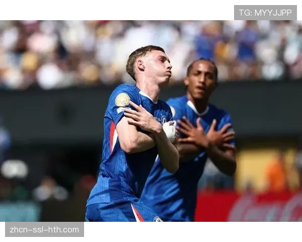 终场哨响,即将退役的奥格斯堡老将哈恩被双方球员高高抛起 终场哨响,即将退役的奥格斯堡老将哈恩被双方球员高高抛起