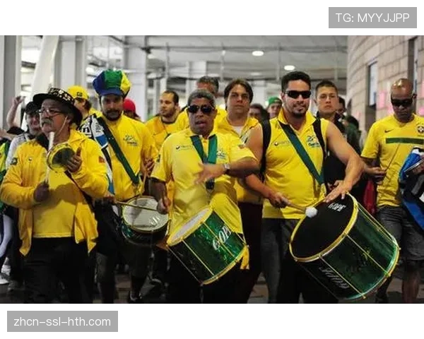 季前赛花絮:狂热队新秀在比赛中为球迷送出签名球鞋 季前赛花絮:狂热队新秀在比赛中为球迷送出签名球鞋